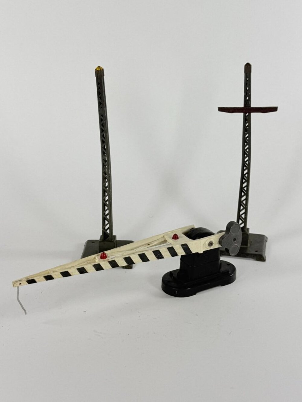 Vintage Lionel #252 Crossing Gate Signal Towers O Gauge Post war Train Accessory
